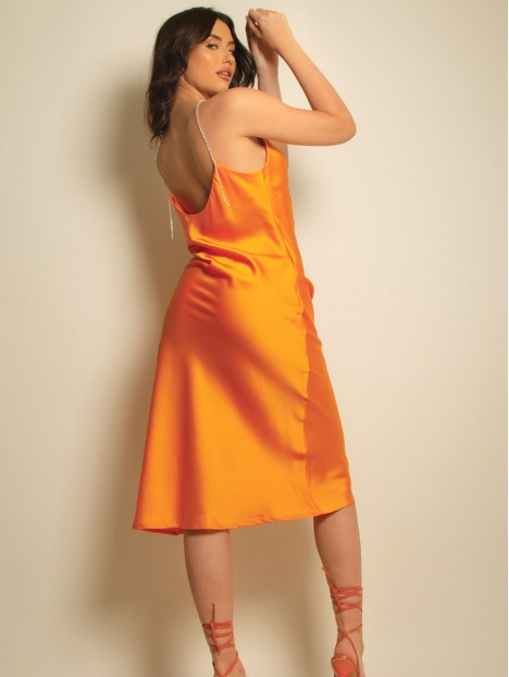 Midi oranžinė satininė suknelė su blizgių karoliukų petnešėlėmis