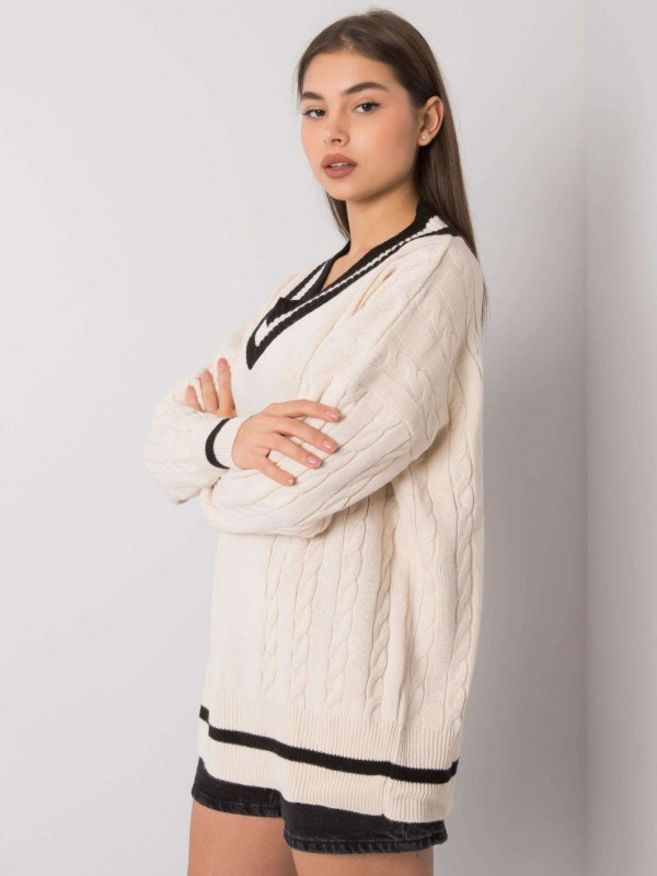 Vanilės spalvos megztinis su pynėmis