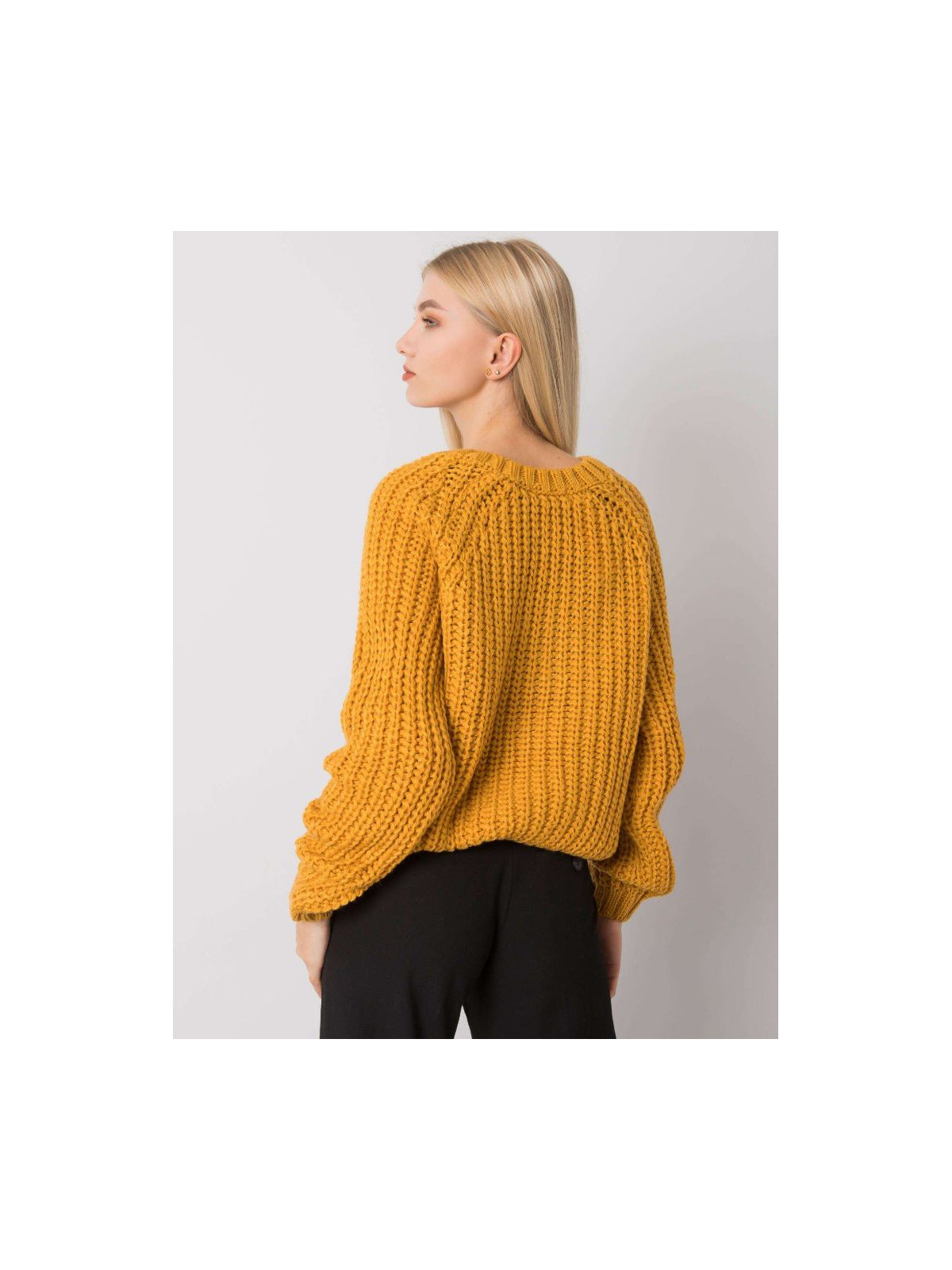Laisvo stiliaus megztinis su vilna