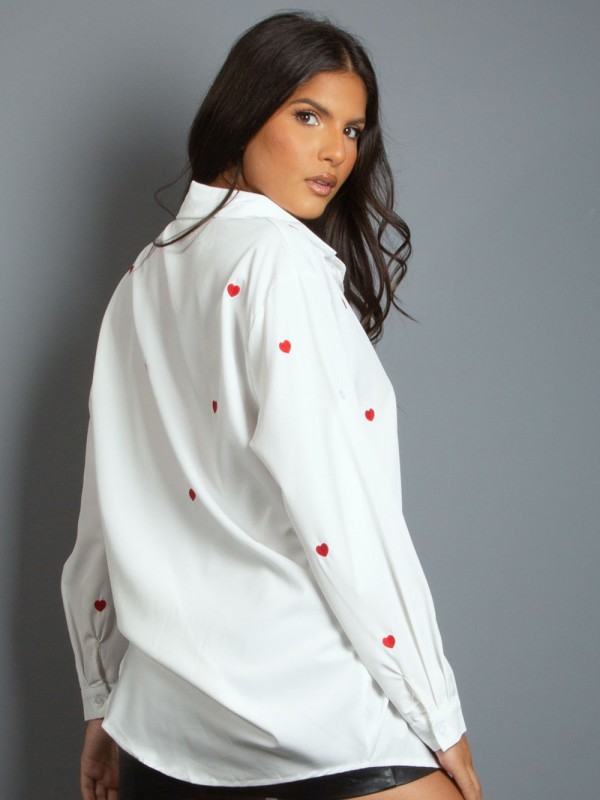 Balti, raudonomis širdelėmis siuvinėti marškiniai
